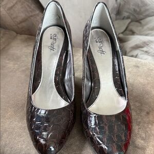 Elegant Brown Crocodile Pattern Heels